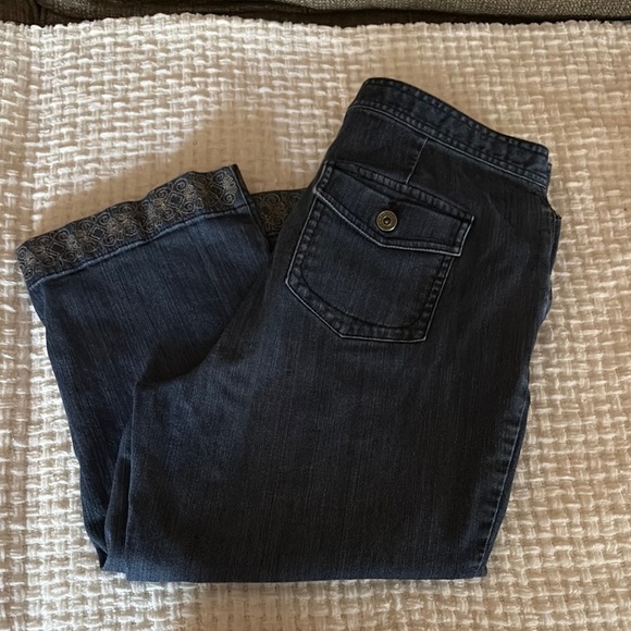 Gently loved Women's Blue Capri Stretch Jeans with Embroidered Hem - Picture 13 of 13